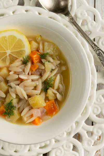 Sebze çorbası. Beyaz kırsal yiyecek fotoğrafçılığı, kır evi tasarımı