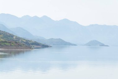 Sakin göl sularının ve dağların manzarası