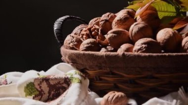 Sepette ceviz, yiyecek hasadı, köy usulü.