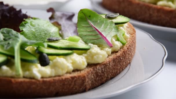 Υγιεινή Τροφή Σάντουιτς Κατσικίσιο Τυρί Και Πράσινο Έτοιμα Για Κατανάλωση — Αρχείο Βίντεο