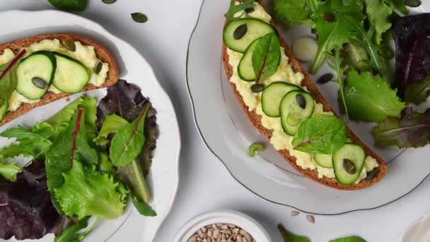 Здорова Їжа Бутерброди Козячим Сиром Зеленню Готові Їжі — стокове відео