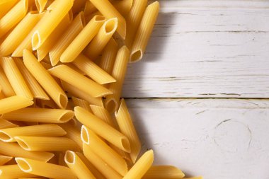 Ahşap zemin üzerinde çiğ makarna, yemek temaları, metin için alan