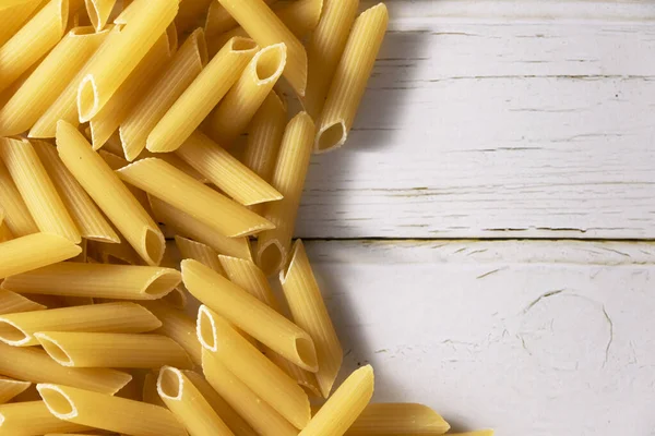 Ahşap zemin üzerinde çiğ makarna, yemek temaları, metin için alan