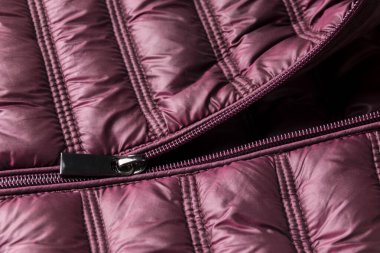 Mor kış ceketi, su geçirmez ve rüzgâr geçirmez kumaş, kumaş desenli.