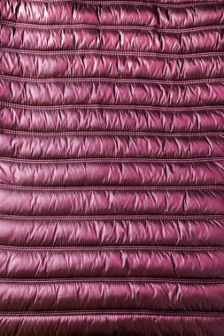 Mor kış ceketi, su geçirmez ve rüzgâr geçirmez kumaş, kumaş desenli.