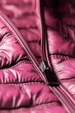 Mor kış ceketi, su geçirmez ve rüzgâr geçirmez kumaş, kumaş desenli.