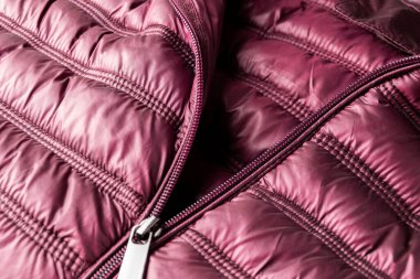 Mor kış ceketi, su geçirmez ve rüzgâr geçirmez kumaş, kumaş desenli.