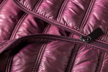 Mor kış ceketi, su geçirmez ve rüzgâr geçirmez kumaş, kumaş desenli.