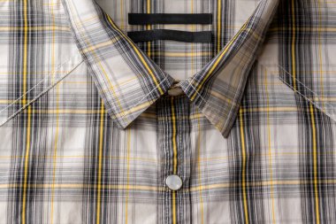 Klasik ekose gömlekli, gri ve sarı