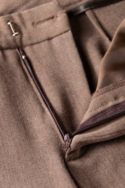 Pantolonun kapatılması, giysilerin dikişlerinin ayrıntıları.