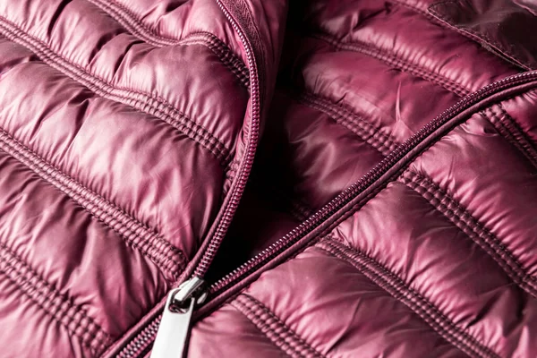 Mor kış ceketi, su geçirmez ve rüzgâr geçirmez kumaş, kumaş desenli.
