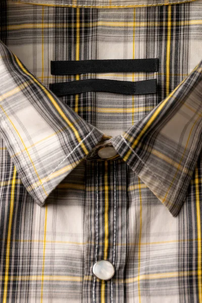 Klasik ekose gömlekli, gri ve sarı