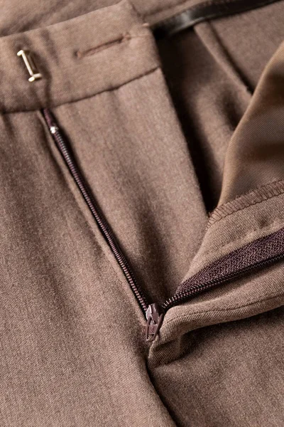 Pantolonun kapatılması, giysilerin dikişlerinin ayrıntıları.