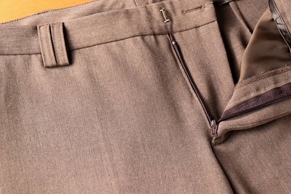 Pantolonun kapatılması, giysilerin dikişlerinin ayrıntıları.