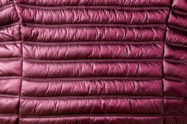 Mor kış ceketi, su geçirmez ve rüzgâr geçirmez kumaş, kumaş desenli.