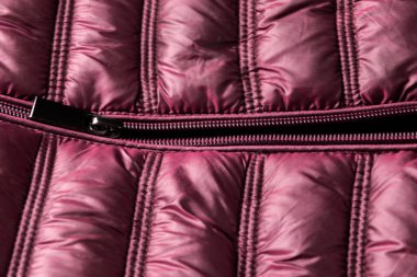 Mor kış ceketi, su geçirmez ve rüzgâr geçirmez kumaş, kumaş desenli.