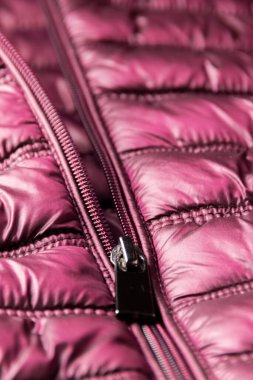 Mor kış ceketi, su geçirmez ve rüzgâr geçirmez kumaş, kumaş desenli.