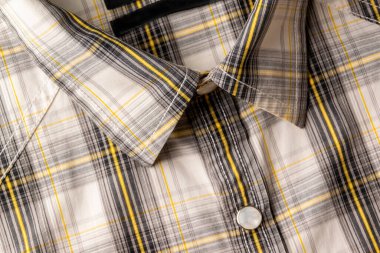 Gri ve sarı renkli klasik tüvit gömlek