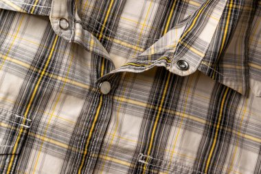 Gri ve sarı renkli klasik tüvit gömlek