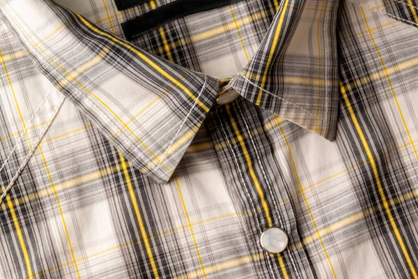 Gri ve sarı renkli klasik tüvit gömlek