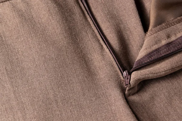 Pantolonun kapatılması, giysilerin dikişlerinin ayrıntıları.