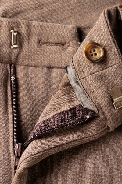 Pantolonun kapatılması, giysilerin dikişlerinin ayrıntıları.