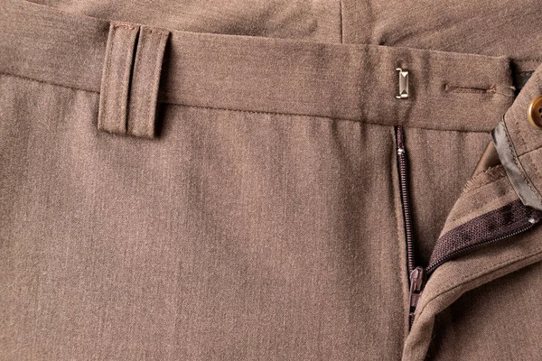 Pantolonun kapatılması, giysilerin dikişlerinin ayrıntıları.