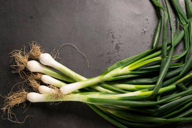 Arka planda taze soğan. Hasat, tarım konsepti, sağlıklı organik malzemeler.