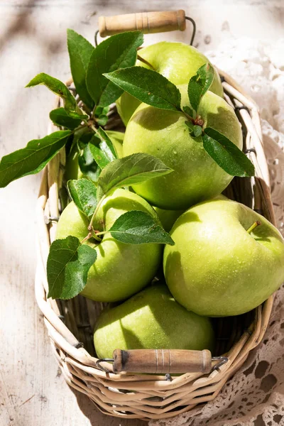 Mele Granny Smith Cestino Frutta Fresca Verde Fondo Bianco Rustico — Stock fotografie
