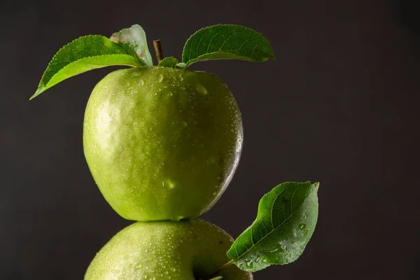 Rohe Granny Smith Äpfel Grüne Frische Früchte Auf Dunklem Hintergrund — Stockfoto