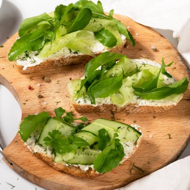 Sebze ricotta ve yeşil taze sebzeli sandviç.