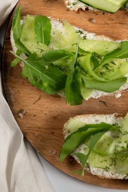 Sebze ricotta ve yeşil taze sebzeli sandviç.