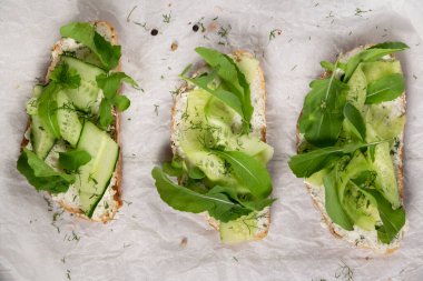 Sebze ricotta ve yeşil taze sebzeli sandviç.