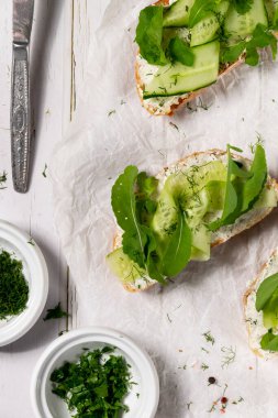 Sebze ricotta ve yeşil taze sebzeli sandviç.