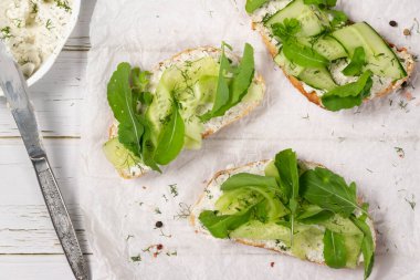 Sebze ricotta ve yeşil taze sebzeli sandviç.