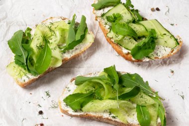 Sebze ricotta ve yeşil taze sebzeli sandviç.