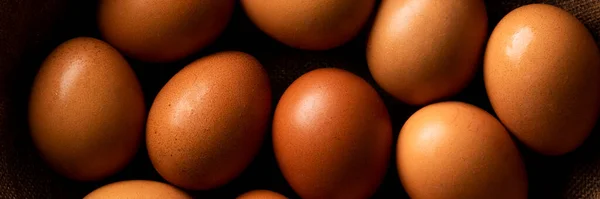 红母鸡蛋 在深色的乡村餐桌上 有机食物配料 — 图库照片