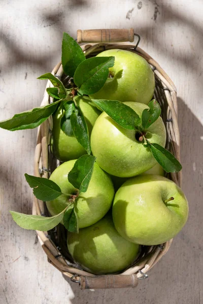 Babička Smithová Jablka Košíku Čerstvé Zelené Ovoce Rustikálně Bílém Pozadí — Stock fotografie