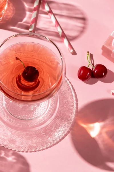 Feestelijke Flat Lay Met Kersen Drankjes Een Geschenkdoos Allemaal Roze — Stockfoto