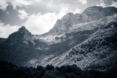 Arnavut doğasının tek renkli doğa görüşü. Alpin çevre arkaplanı, seyahat kavramı