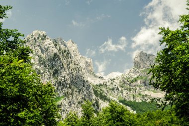 Arnavutluk 'un doğasının manzarası. Alpin çevre arkaplanı, seyahat kavramı