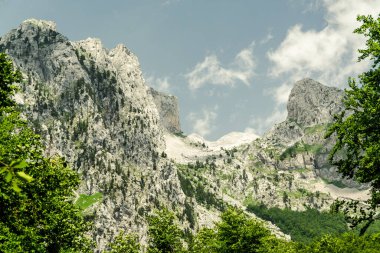 Arnavutluk 'un doğasının manzarası. Alpin çevre arkaplanı, seyahat kavramı