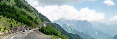Arnavutluk 'un doğasının manzarası. Alpin çevre arkaplanı, seyahat kavramı