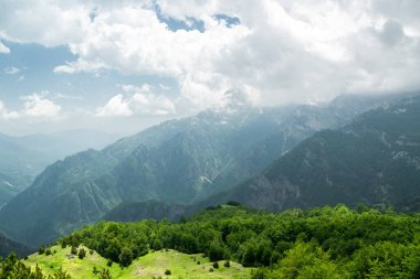Arnavutluk 'un doğasının manzarası. Alpin çevre arkaplanı, seyahat kavramı