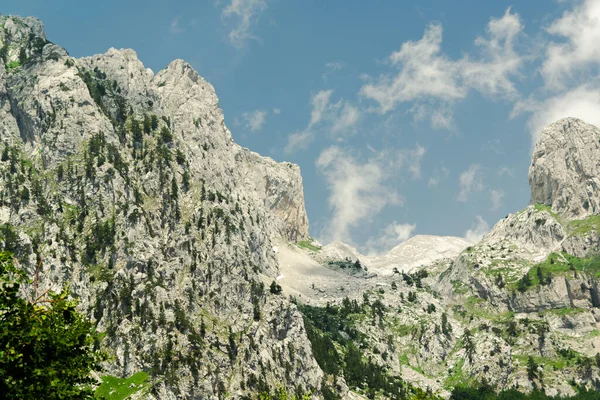 Arnavutluk 'un doğasının manzarası. Alpin çevre arkaplanı, seyahat kavramı