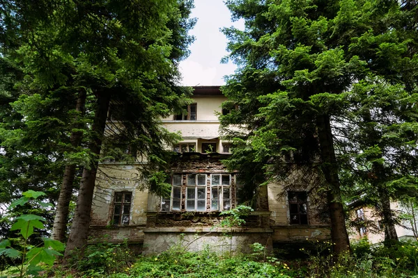 Verlassenes Haus Wald — Stockfoto