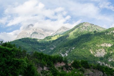 Arnavutluk 'un doğasının manzarası. Alpin çevre arkaplanı, seyahat kavramı