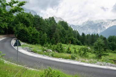 Arnavutluk 'un doğasının manzarası. Alpin çevre arkaplanı, seyahat kavramı
