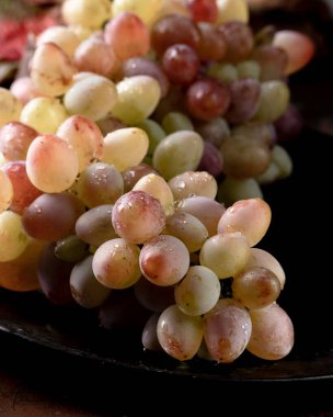 Olgun üzüm dalına, tarımsal hasat konseptine, bitki örtüsüne yakından bakın.