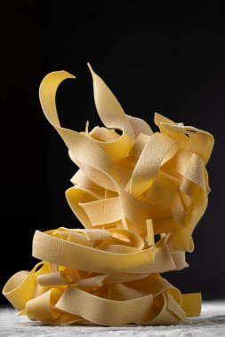 Ev yapımı erişte, yemek manzarası, çiğ makarna.